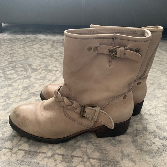 Boots - Picture 3 of 4